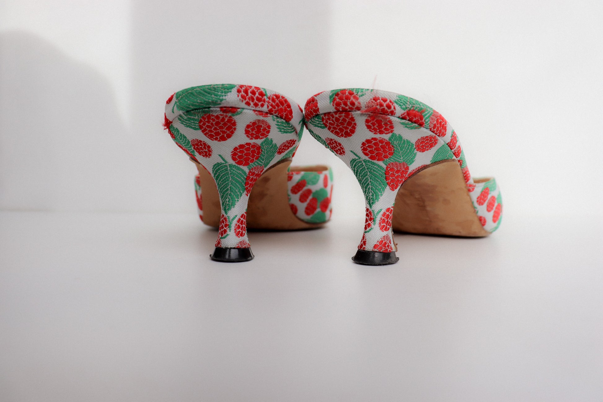 Vintage Manolo Blahnik Raspberry Kitten Heels Mules – Tretton